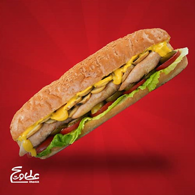 استیک مرغ ، قارچ ، پنیر موزارلا ، کاهو ، گوجه ، خیارشور و نان فرانسوی کنجدی ساندویچ مرغ با قارچ و پنیر